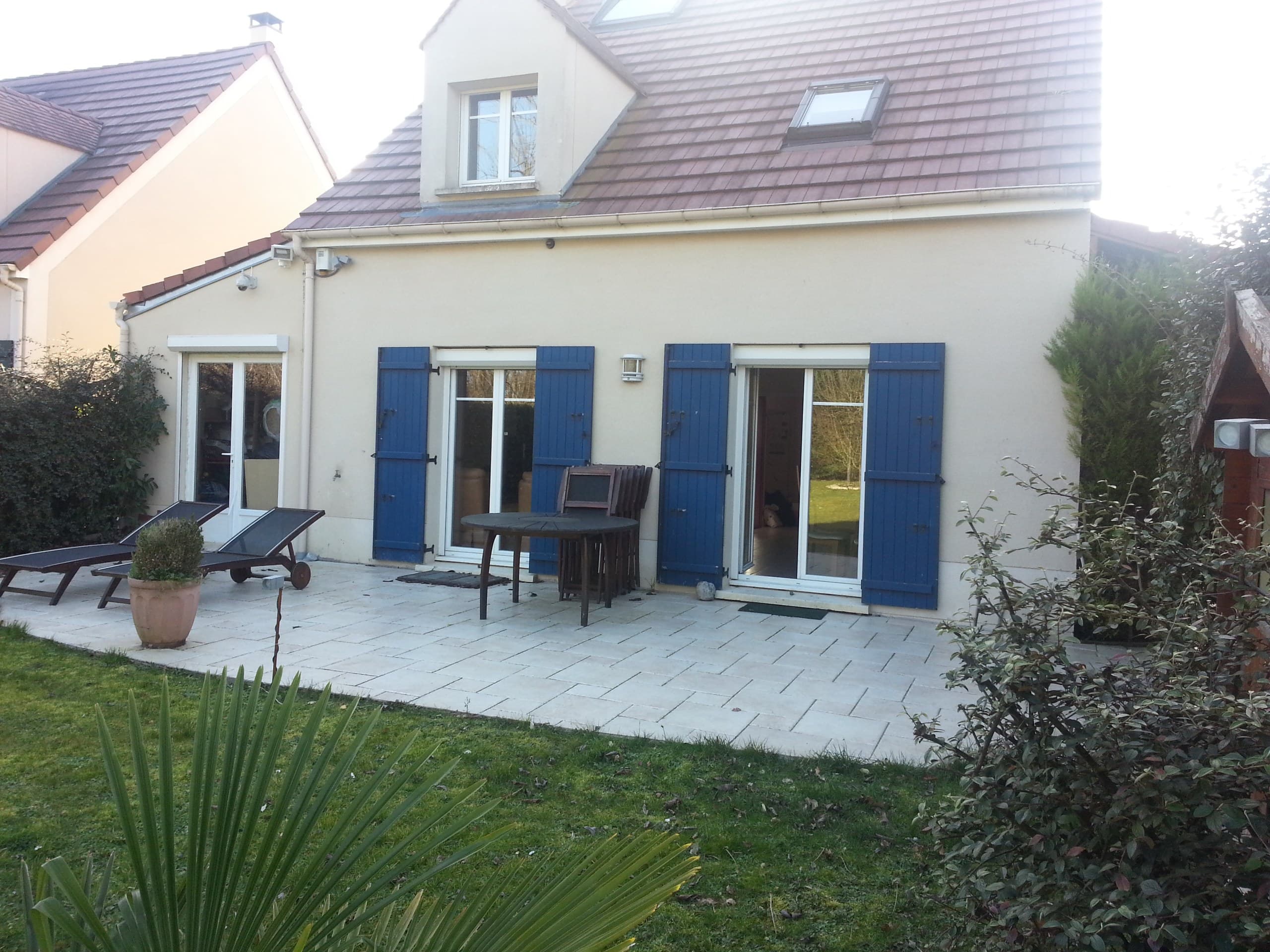 La maison côté jardin, sa terrasse et ses transats