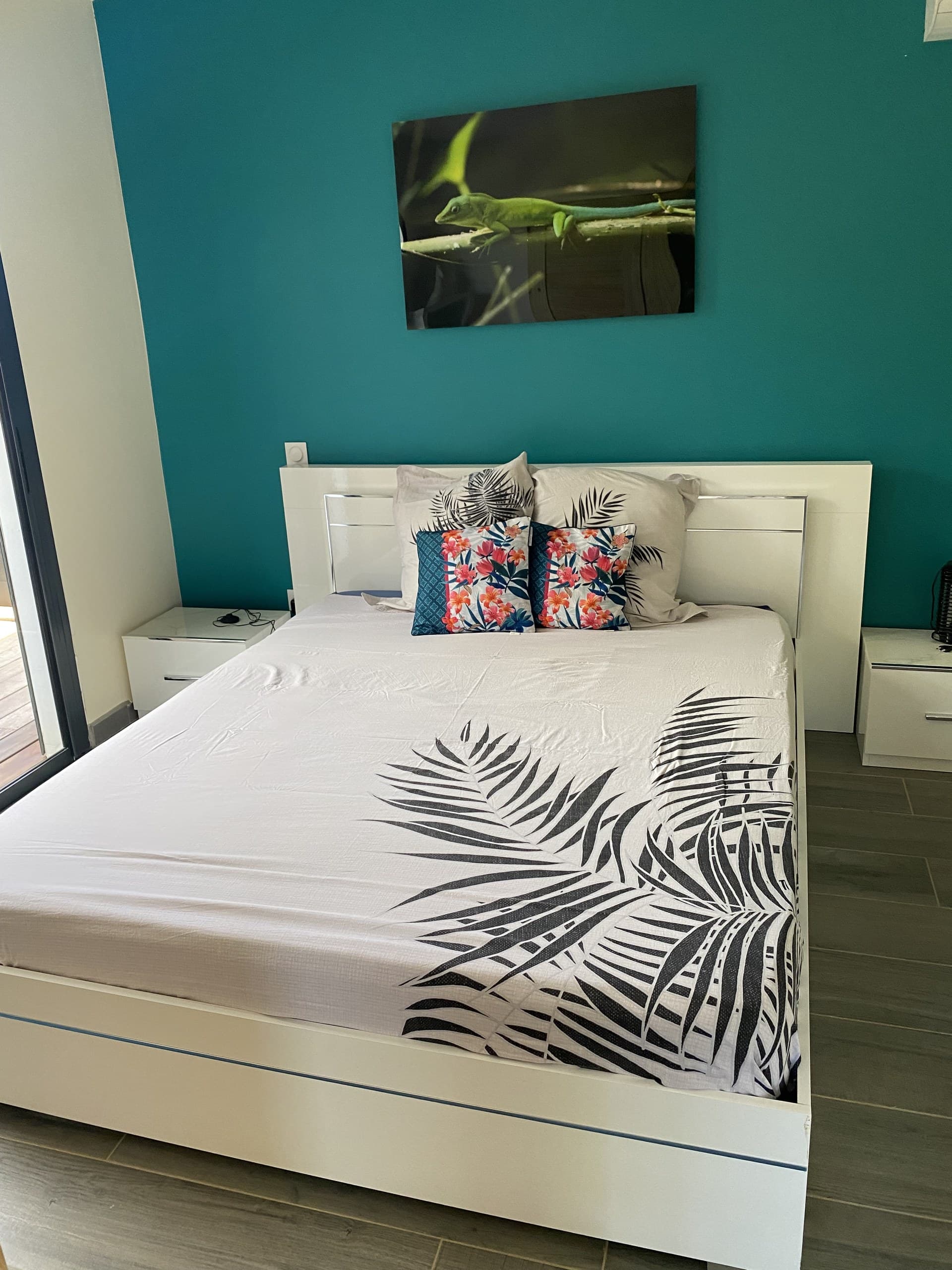 La chambre au mur turquoise et son nouveau lit de 160