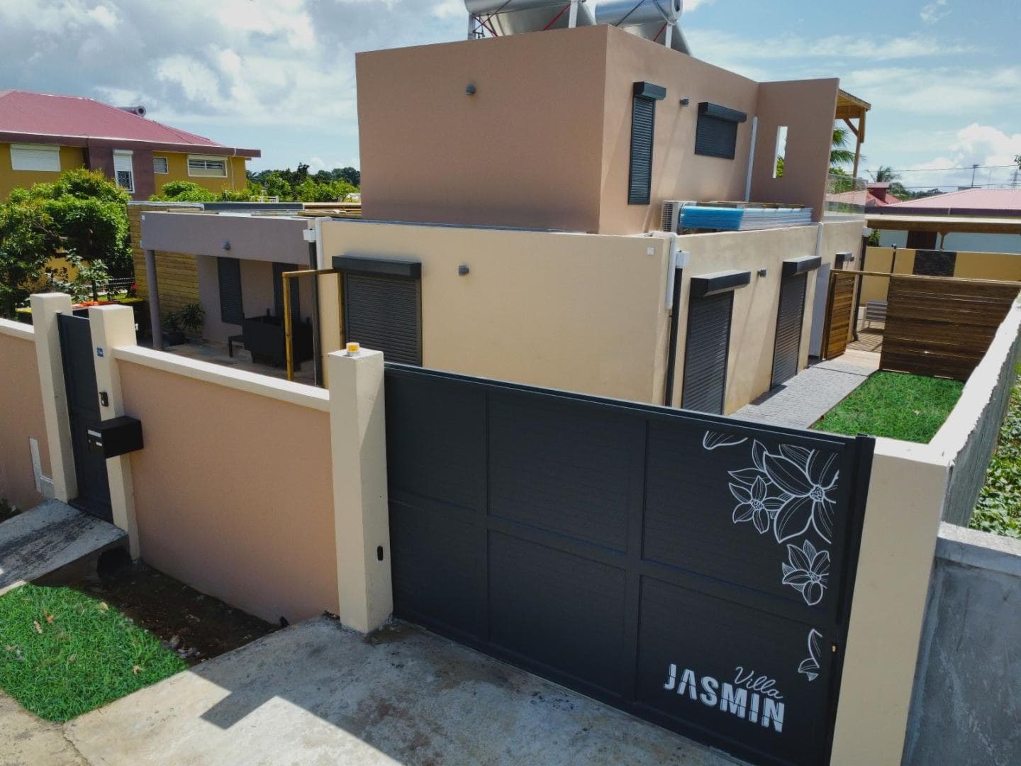 The gate with the jasmine flower