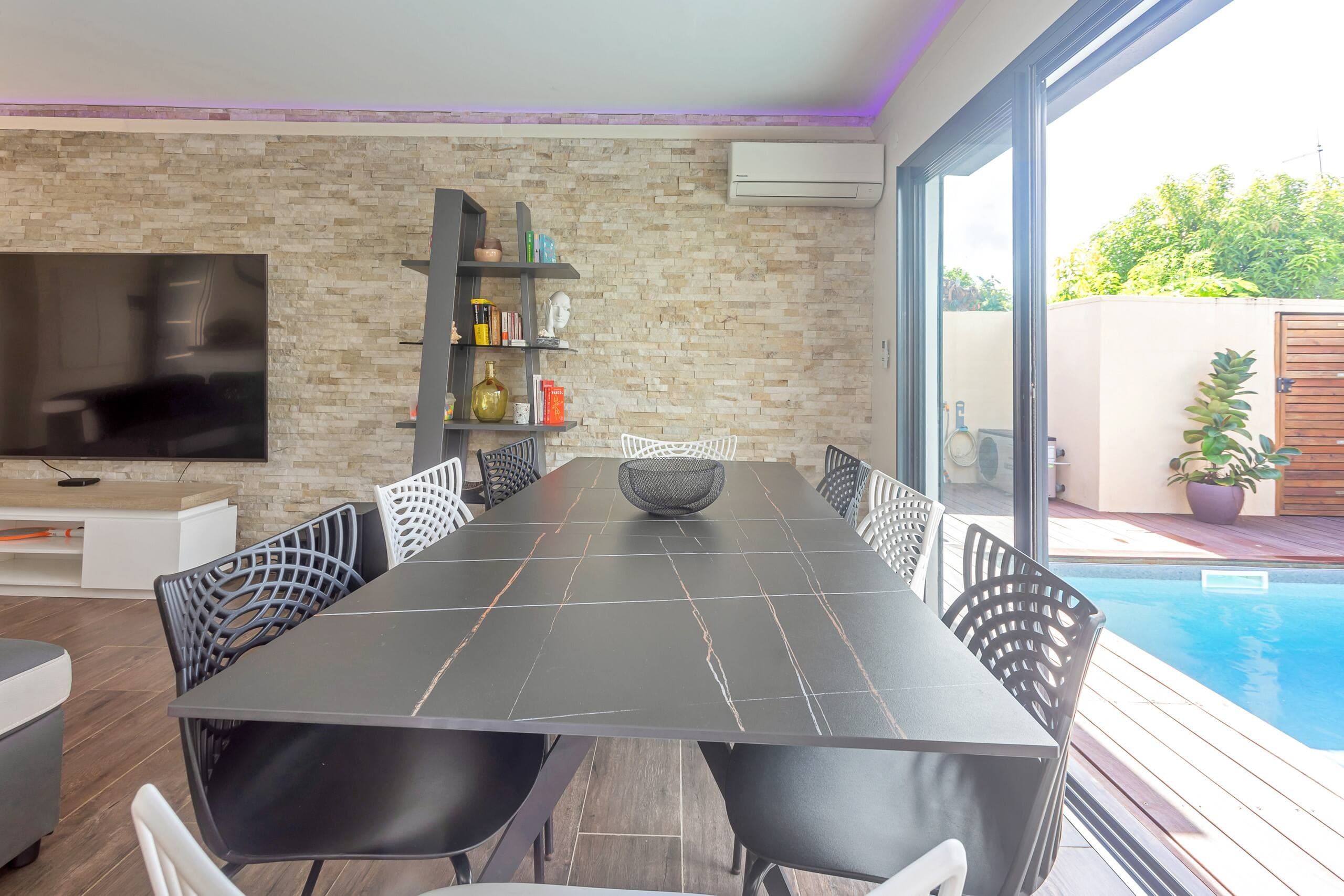 La grande table face à la piscine