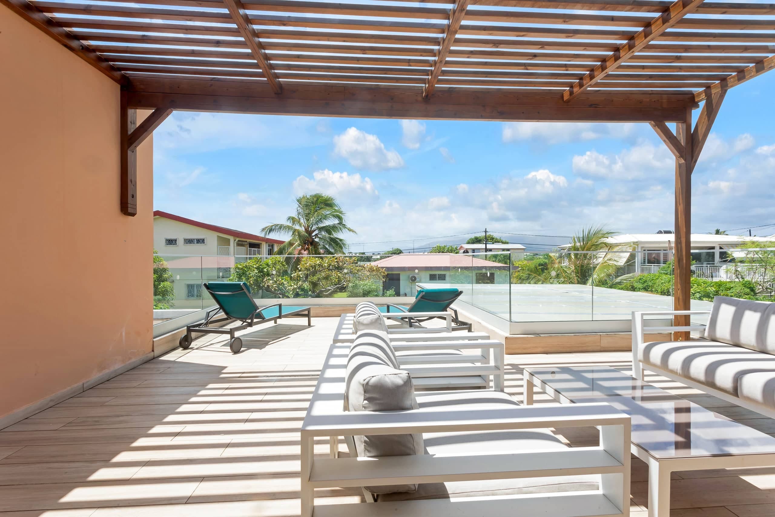 Le salon de la terrasse de l'étage, sous sa pergola